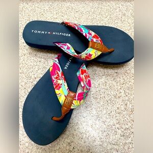 WOMEN'S TOMMY HILFIGER CAZYA FLIP-FLOPS, floral, size 8, worn once.